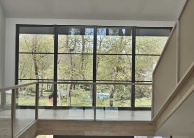 Fixed-window-overlooking-the-front-entrance-to-the-home